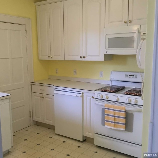 37 Maple Ave, Park Ridge NJ 07656-2148 exterior