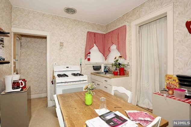 37 Maple Ave, Park Ridge NJ 07656-2148 exterior