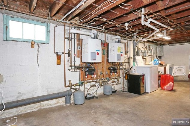 37 Maple Ave, Park Ridge NJ 07656-2148 exterior