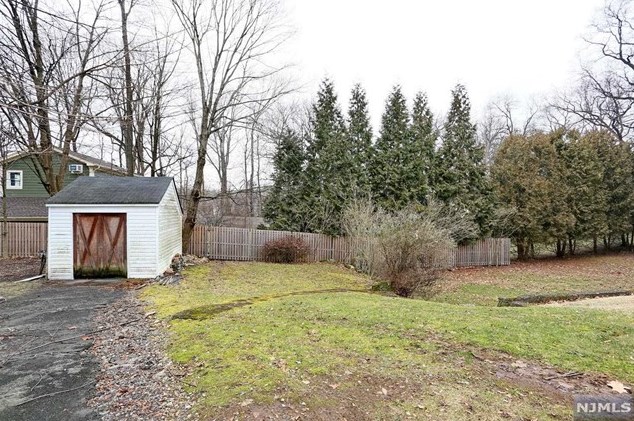 37 Maple Ave, Park Ridge NJ 07656-2148 exterior