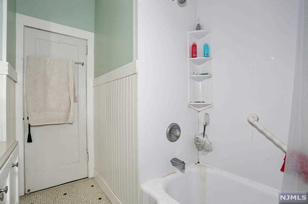 37 Maple Ave, Park Ridge NJ 07656-2148 exterior