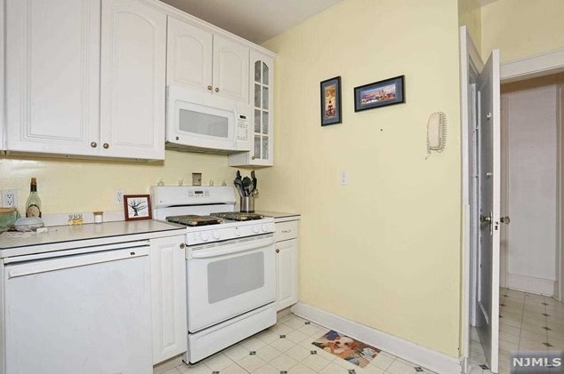 37 Maple Ave, Park Ridge NJ 07656-2148 exterior