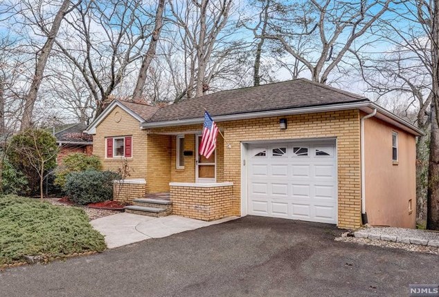 163 Skyline Lake Dr, Skyline Lakes, NJ 07456