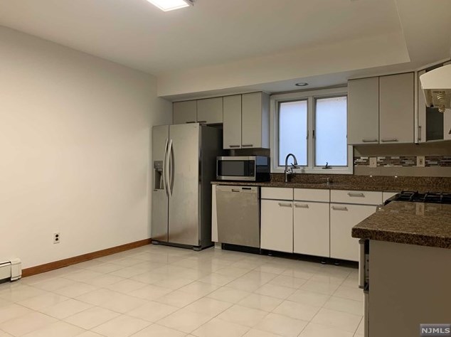 250 1st St #b, Palisades Park, NJ 07650