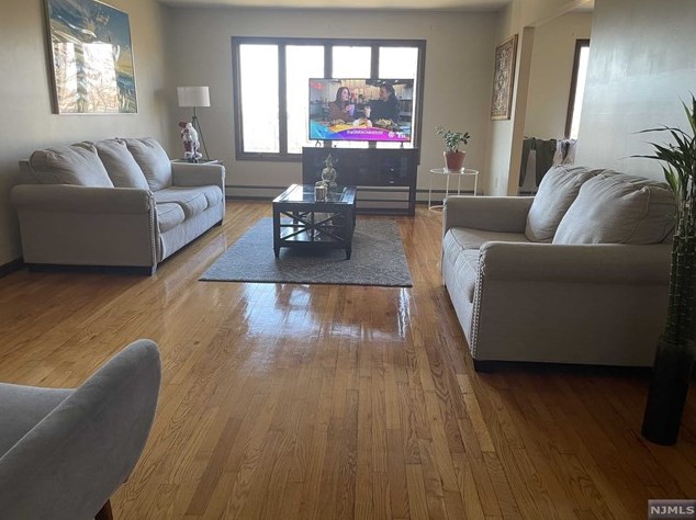 440 6th St, Palisades Park, NJ 07650