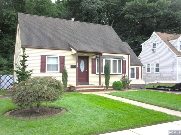 232 Washington Ave, Elmwood Park, NJ 07407-2828