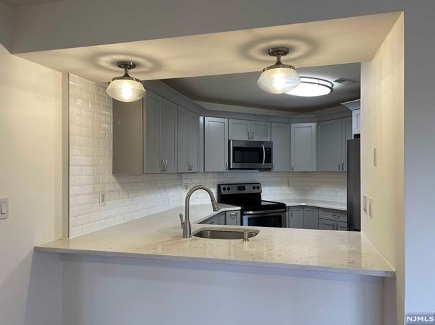 544 Ridge Ln, West Fort Lee, NJ 07024