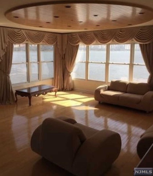 210 The Promenade, Edgewater NJ  07020-2101 exterior