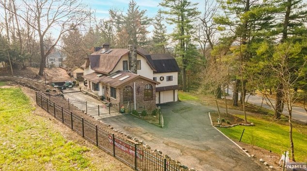 50 Jacquelin Ave, Ho Ho Kus, NJ 07423-1323