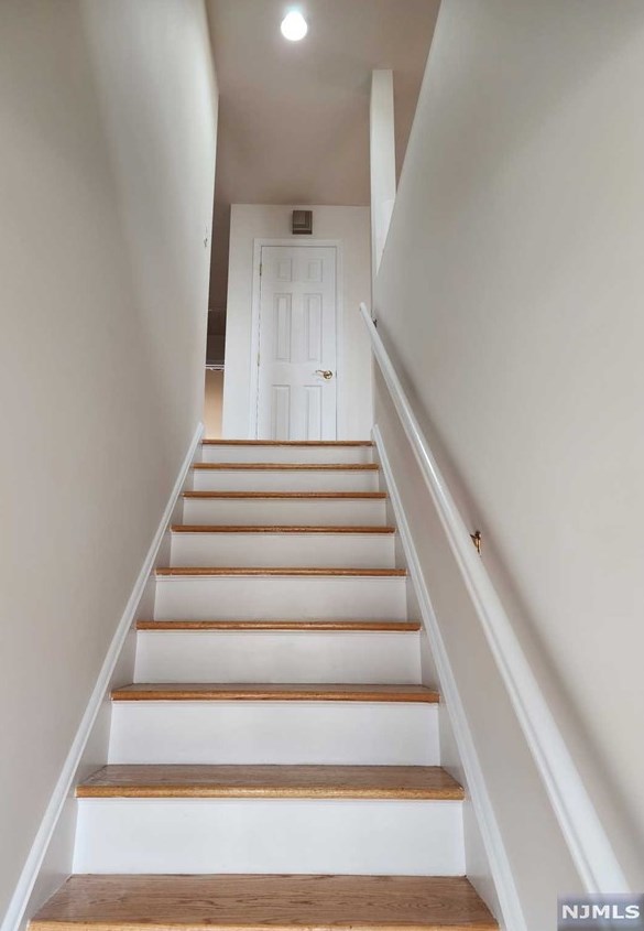 336 7th St #2nd Floor, Palisades Park, NJ 07650