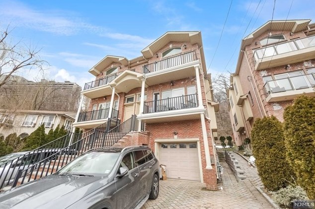 816 Undercliff Ave, Edgewater, NJ 07020