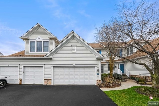 70 Buckthorn Ct, Paramus, NJ 07652