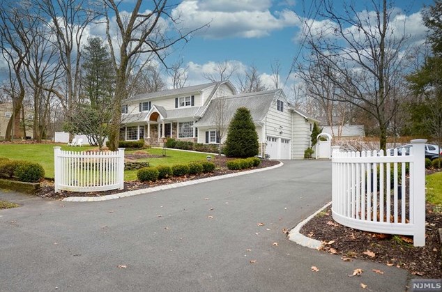 676 High Mountain Rd, Franklin Lakes, NJ 07417