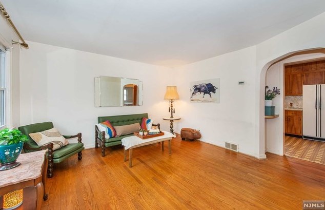 32 Van Riper Ave, Elmwood Park, NJ 07407