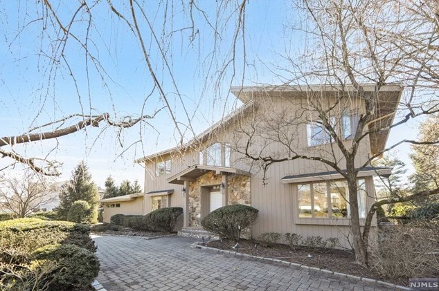 971 Briarwoods Rd, Franklin Lakes, NJ 07417