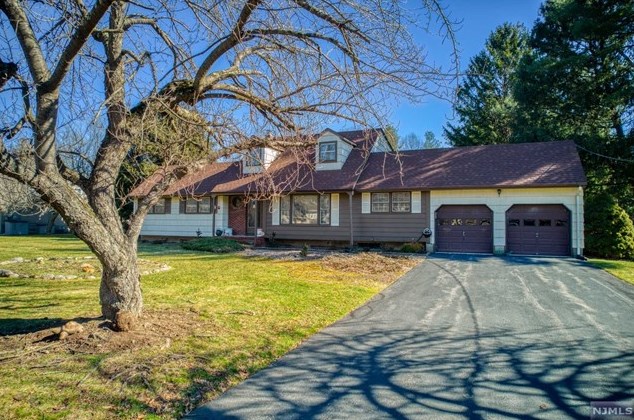 628 Lamanna Dr, Westwood, NJ 07675-5937