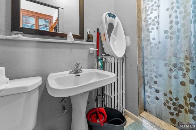 226 Riverview Pl, Cliffside Park NJ 07010-1113 exterior