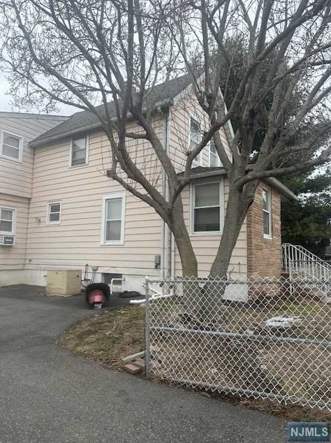 24 Oak St, Moonachie, NJ 07074-1509