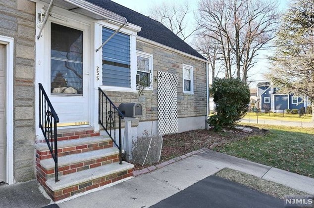 255 Grant Ave, Dumont, NJ 07628
