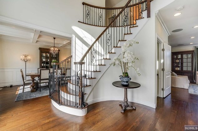 290 Olympia Dr, River Edge, NJ 07661-1122
