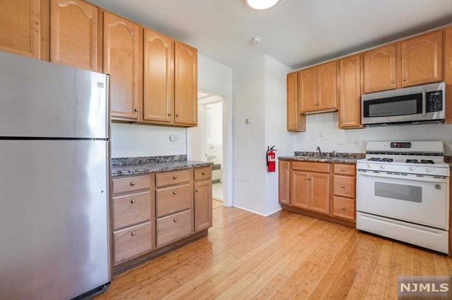 2081 Jones Rd, West Fort Lee NJ 07024-3202 exterior