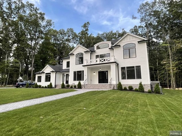 25 Chestnut St, Mahwah, NJ 07430