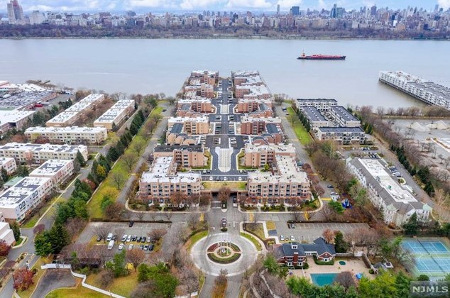 605 Stockton Ct, Edgewater NJ  07020-1674 exterior