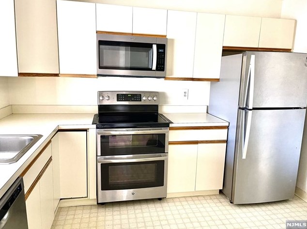 476 Lee Ct #476, West Fort Lee, NJ 07024