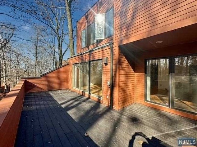 46 Hidden Ledge Rd, Englewood, NJ 07631