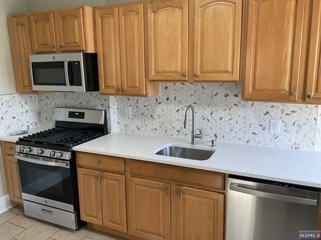 311 5th St #3, Fairview, NJ 07022