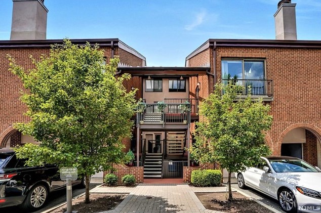 16 Sandburg Ct, Teaneck, NJ 07666