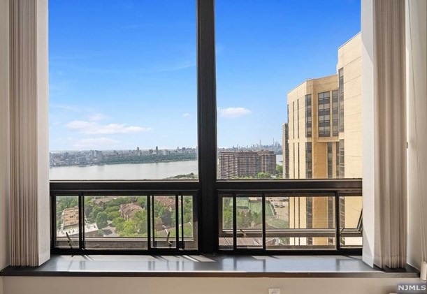 900 Palisade Ave, West Fort Lee NJ  07024-4135 exterior