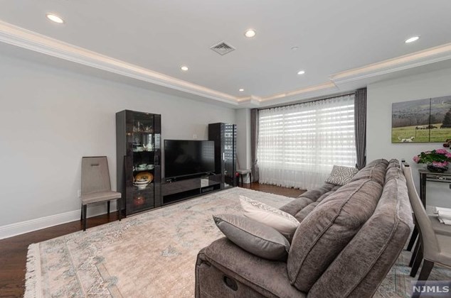 30 Marquis Ct, Edgewater NJ  07020-2900 exterior