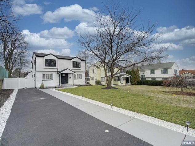 11 Crescent St, Rochelle Park, NJ 07662