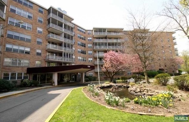 530 Valley Rd #2a, Montclair, NJ 07043