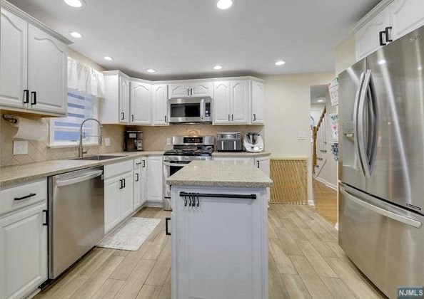 225 Washington Ave, Elmwood Park, NJ 07407-2827