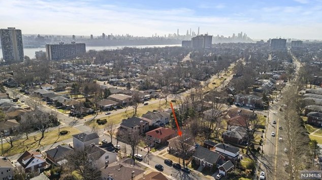 300 Harmon Ave, West Fort Lee, NJ 07024-4445