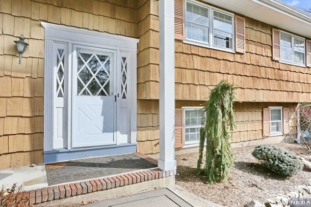 16 Country Ln, Hillsdale, NJ 07642