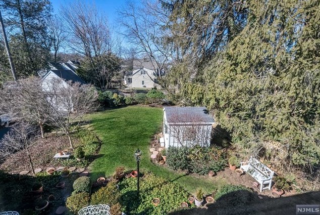 69 Fairlawn St, Ho Ho Kus, NJ 07423