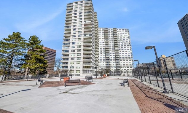 2100 Linwood Ave, West Fort Lee NJ  07024-3101 exterior