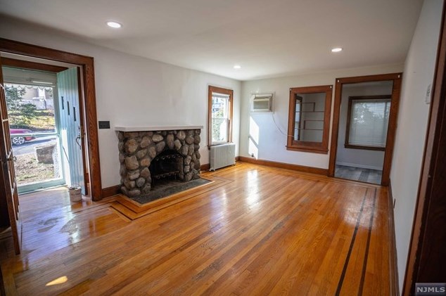 31 Spring Valley Ave, Paramus NJ  07652-2637 exterior