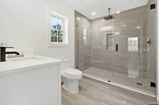 28 Fellswood Dr, Livingston NJ  07039-2209 exterior