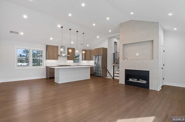 131 Bergen Ct, Ridgewood, NJ 07450