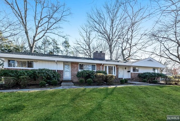 32 Berkshire Pl, Allendale, NJ 07401