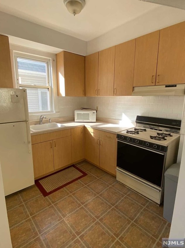 74 Division Ave, Outwater, NJ 07026