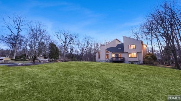 642 Orchard Ln, Franklin Lakes, NJ 07417