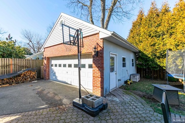 20 Raymond Ave, Rutherford NJ  07070-1132 exterior