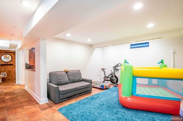 20 Raymond Ave, Rutherford NJ  07070-1132 exterior