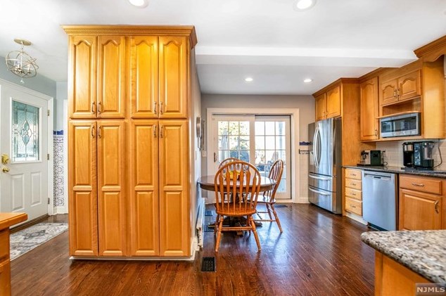 20 Raymond Ave, Rutherford NJ  07070-1132 exterior