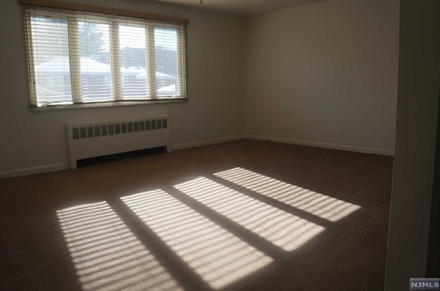 413 9th St #2nd Fl, Palisades Park, NJ 07650